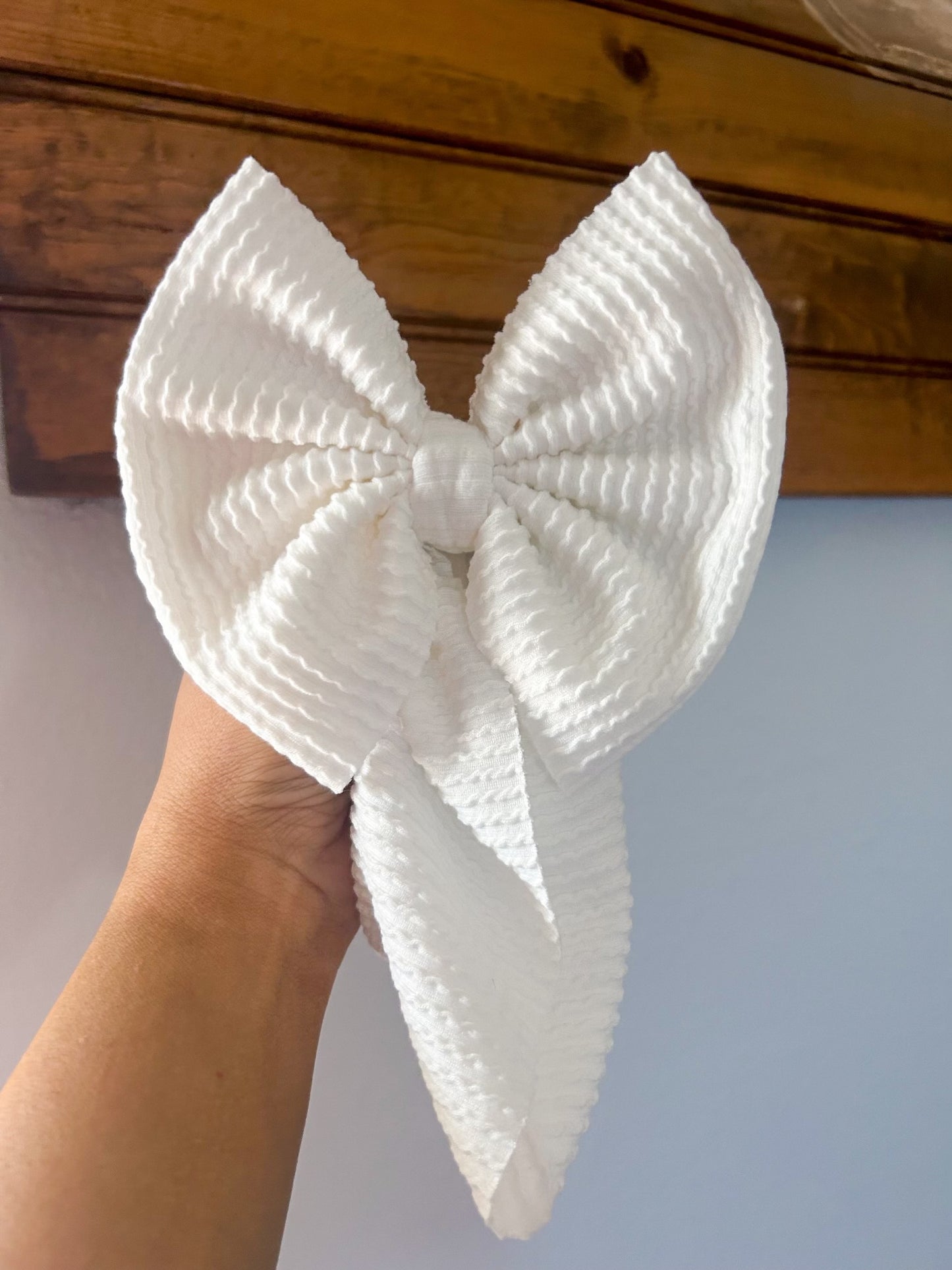 RIBBED WHITE BOW