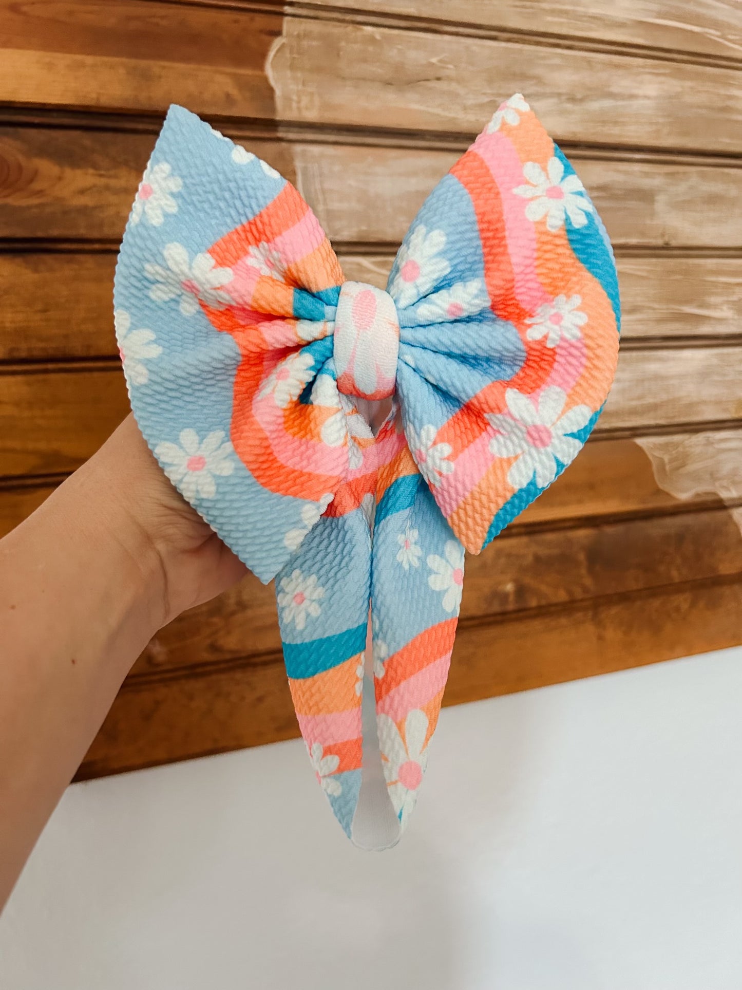 PASTEL WAVY DAISY BOW